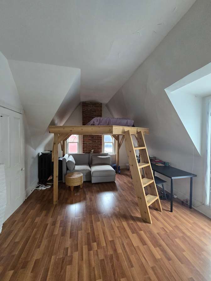Bomi's room