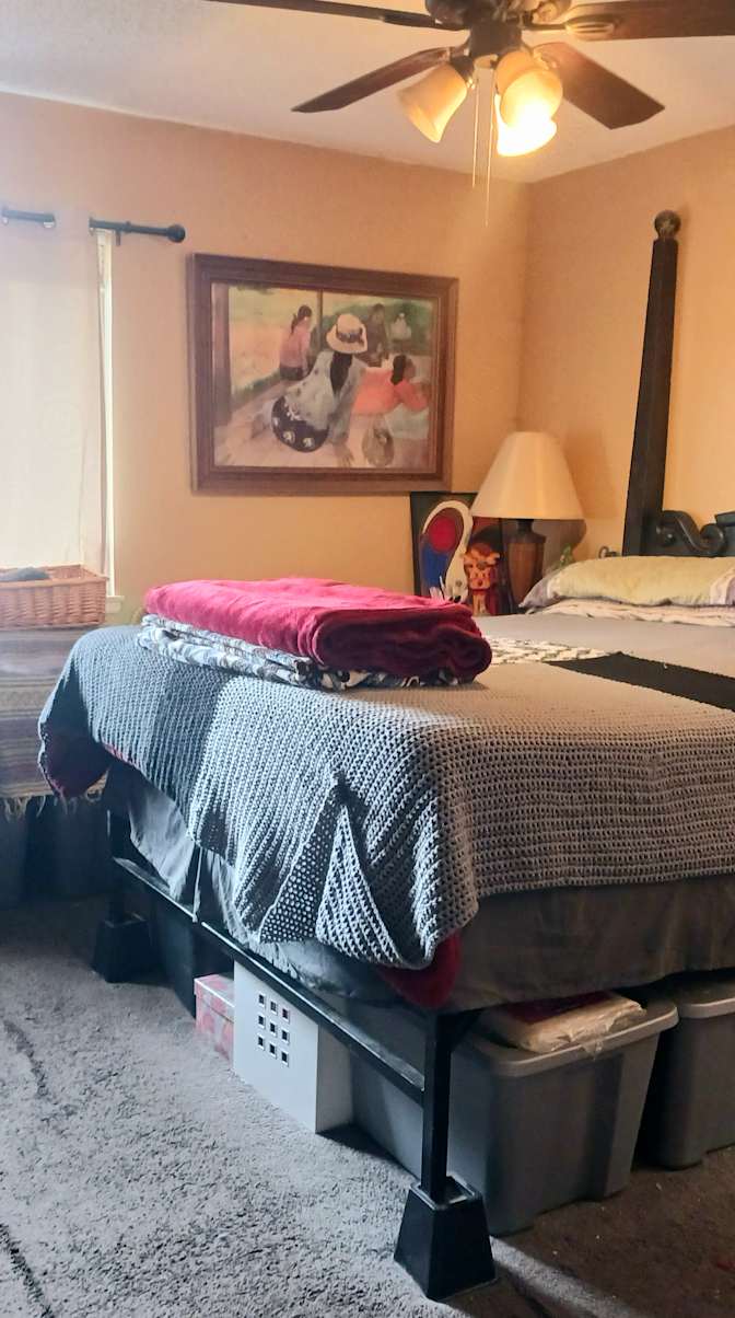Cris Mendozahowell's room