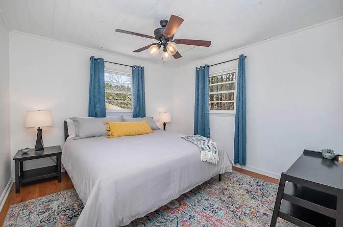 Alcove Rooms's room