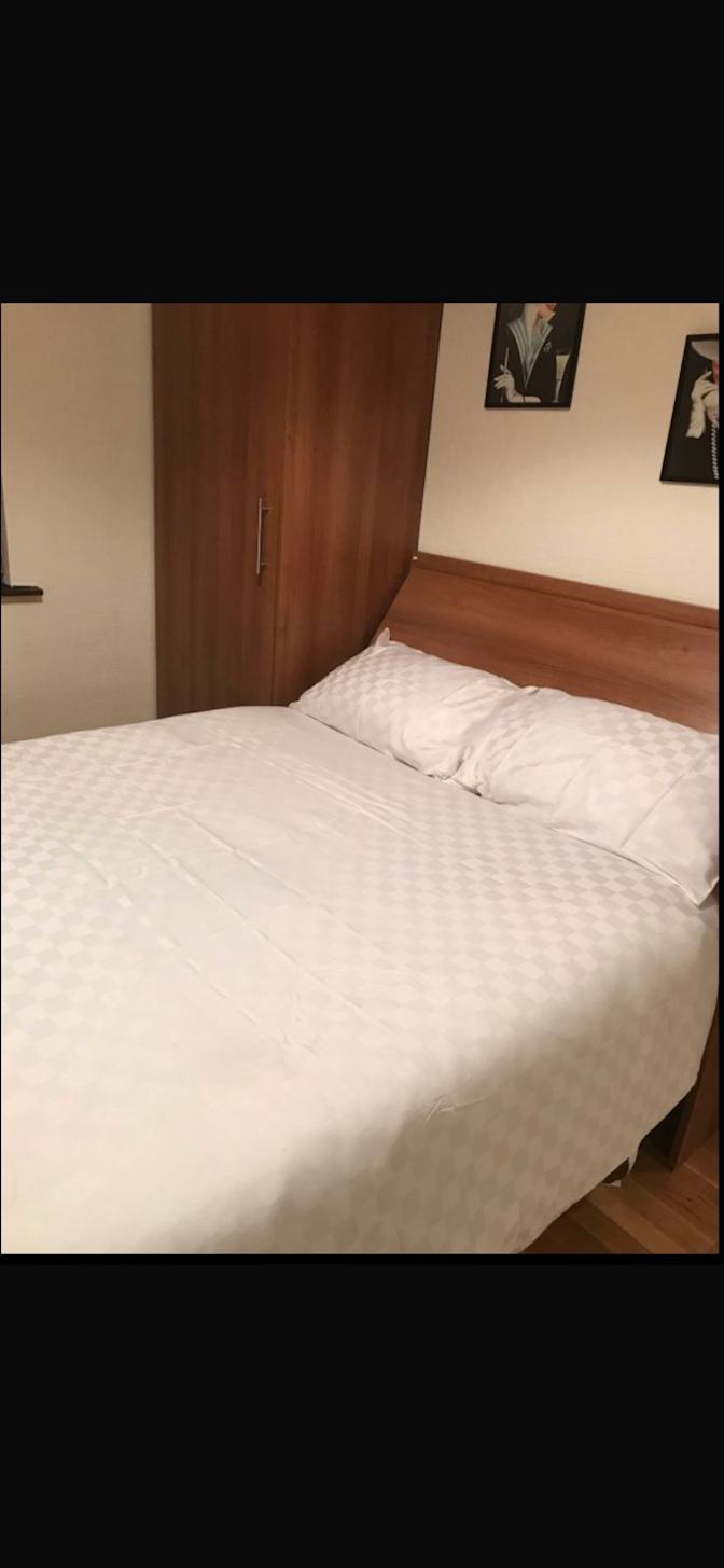 derek mckenna's room