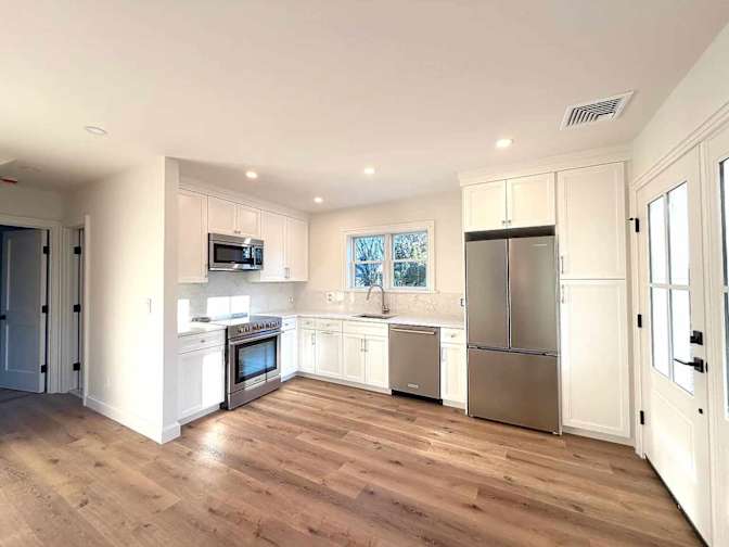 beautifully renovated one-bedroom  Apartment's room