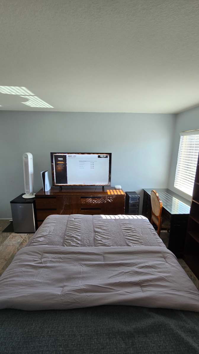 J Luis's room
