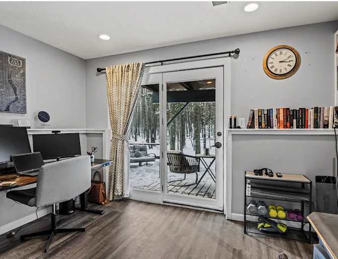 Leslie's room