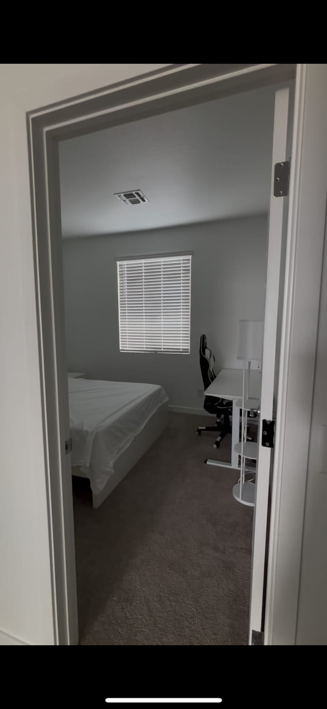 Leslie's room