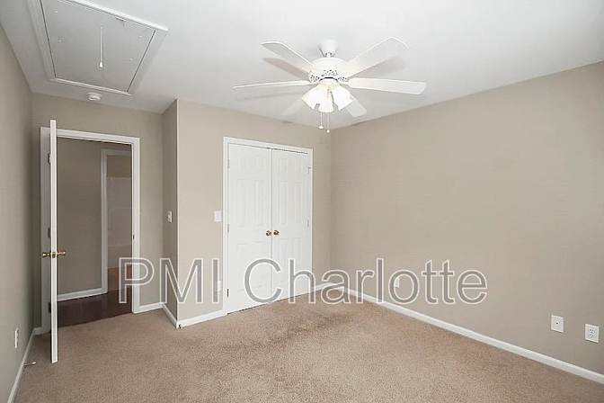 Alcove Rooms's room