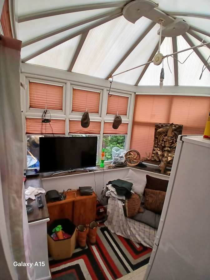 JORGE's room
