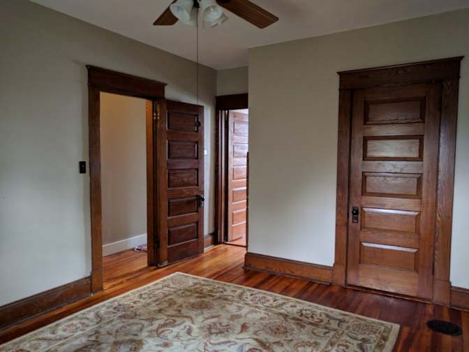 Large two level apt. in vintage home's room