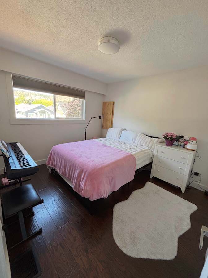 Downtown Kelowna Furnished Suite's room