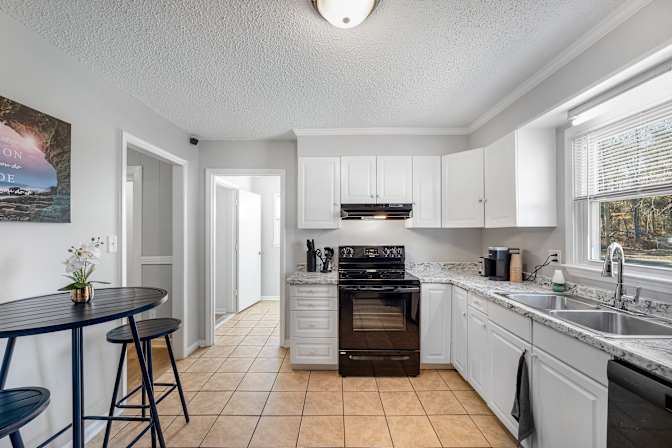 lifedoorrentals's room