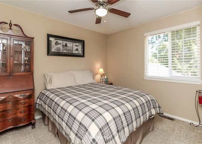 christopher hanson's room