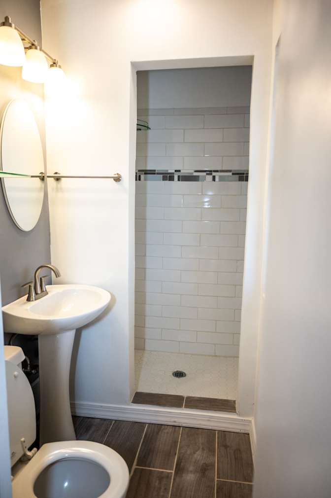 lifedoorrentals's room