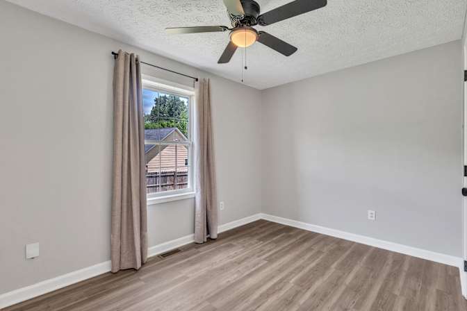 lifedoorrentals's room