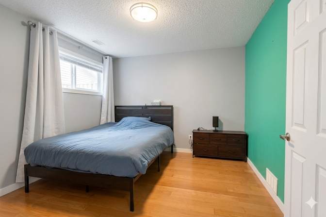 Elona's room
