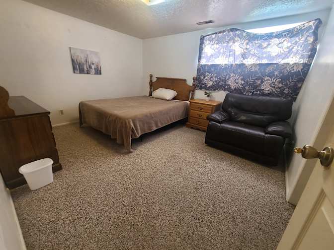 Leslie's room