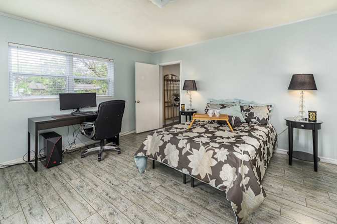 Leslie's room