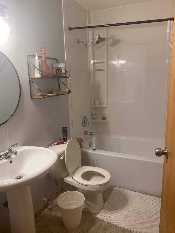 Alexa Rai Oszli Lastiwka's room