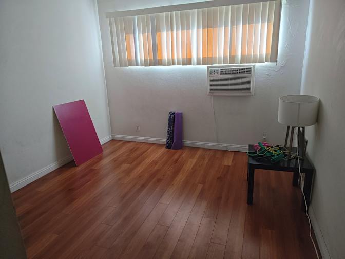 Burbank Room's room