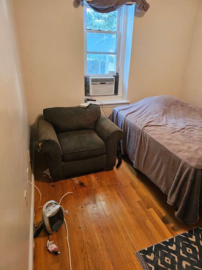 ALAN L HOMSY's room