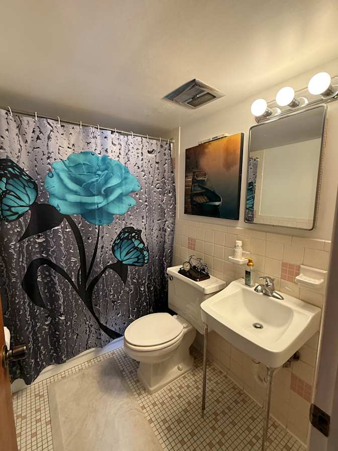 MikesView's room