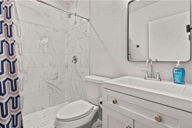 Pavo Real Properties's room