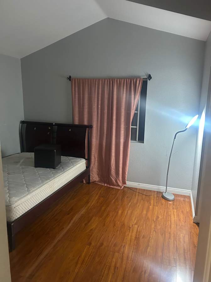 Robert  Luna's room
