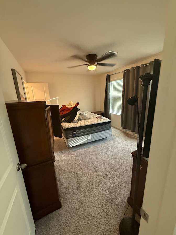 Rolando Flores's room
