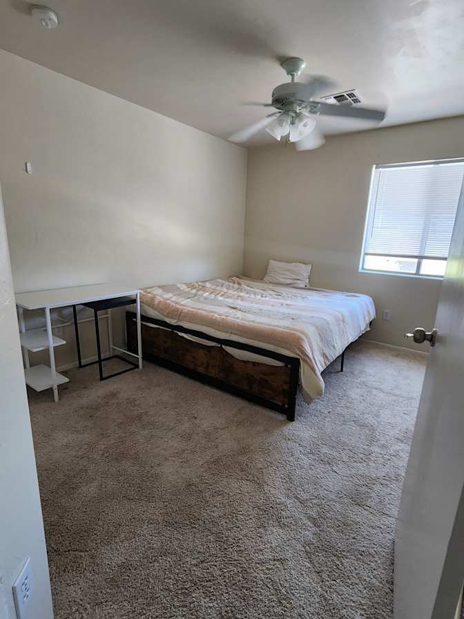 E FELIX BLVD's room