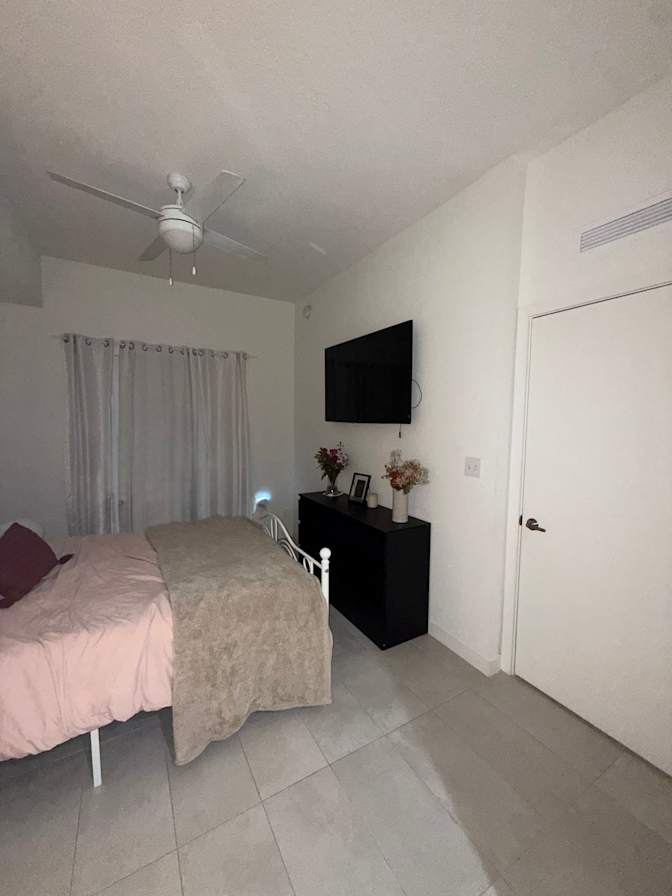 Nidia Contreras's room