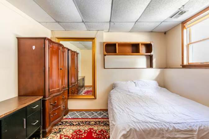 Tee Lee's room