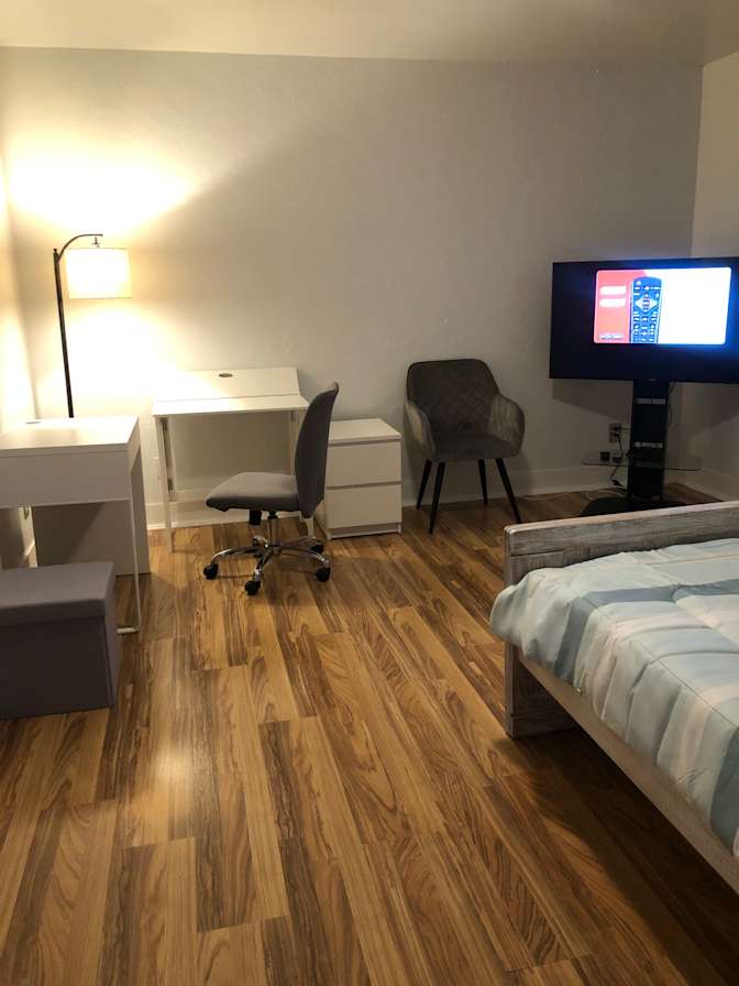 Fully Furnished's room