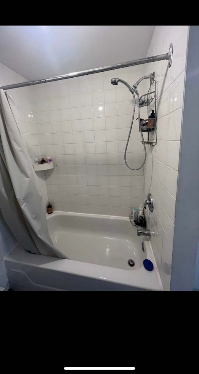 Safia Desrosiers's room