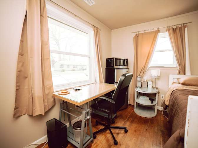 Fully Furnished's room