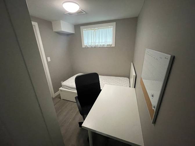 Bwood House's room