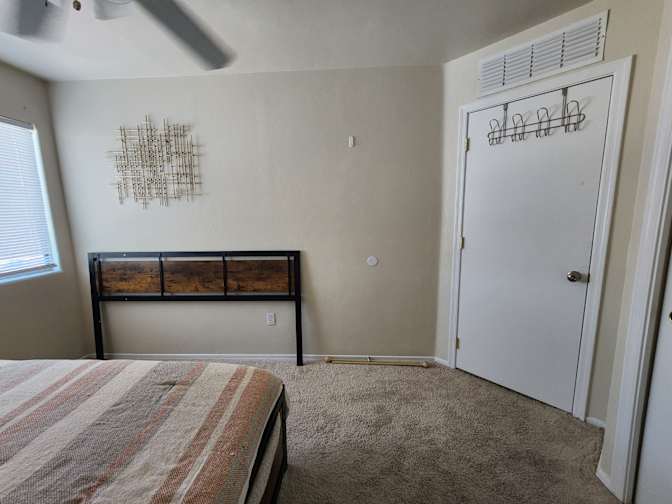 E FELIX BLVD's room