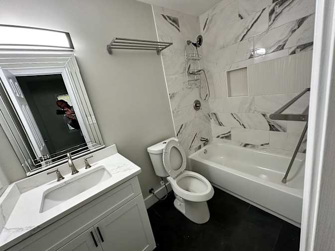 Alcove Rooms's room
