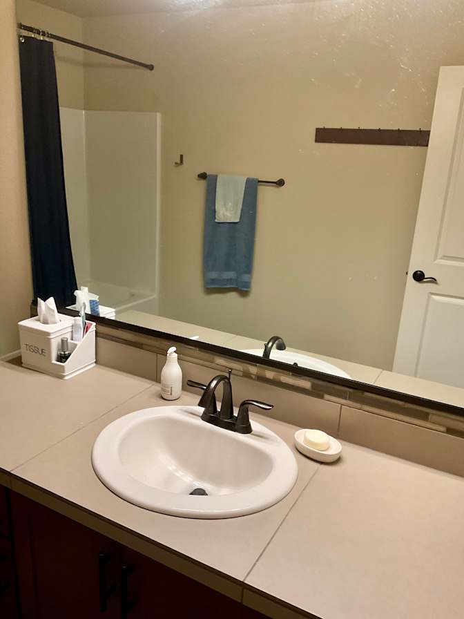 Professional.. Looking for roommate..'s room
