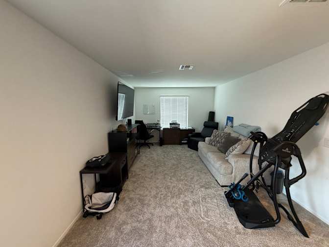 Derek Smith's room
