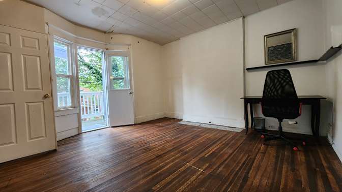 Rent's room