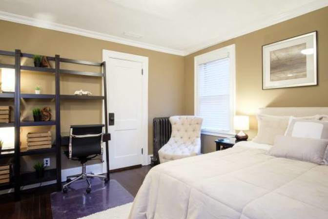 Suite with PRIVATE Bath. Weekly cleaning's room