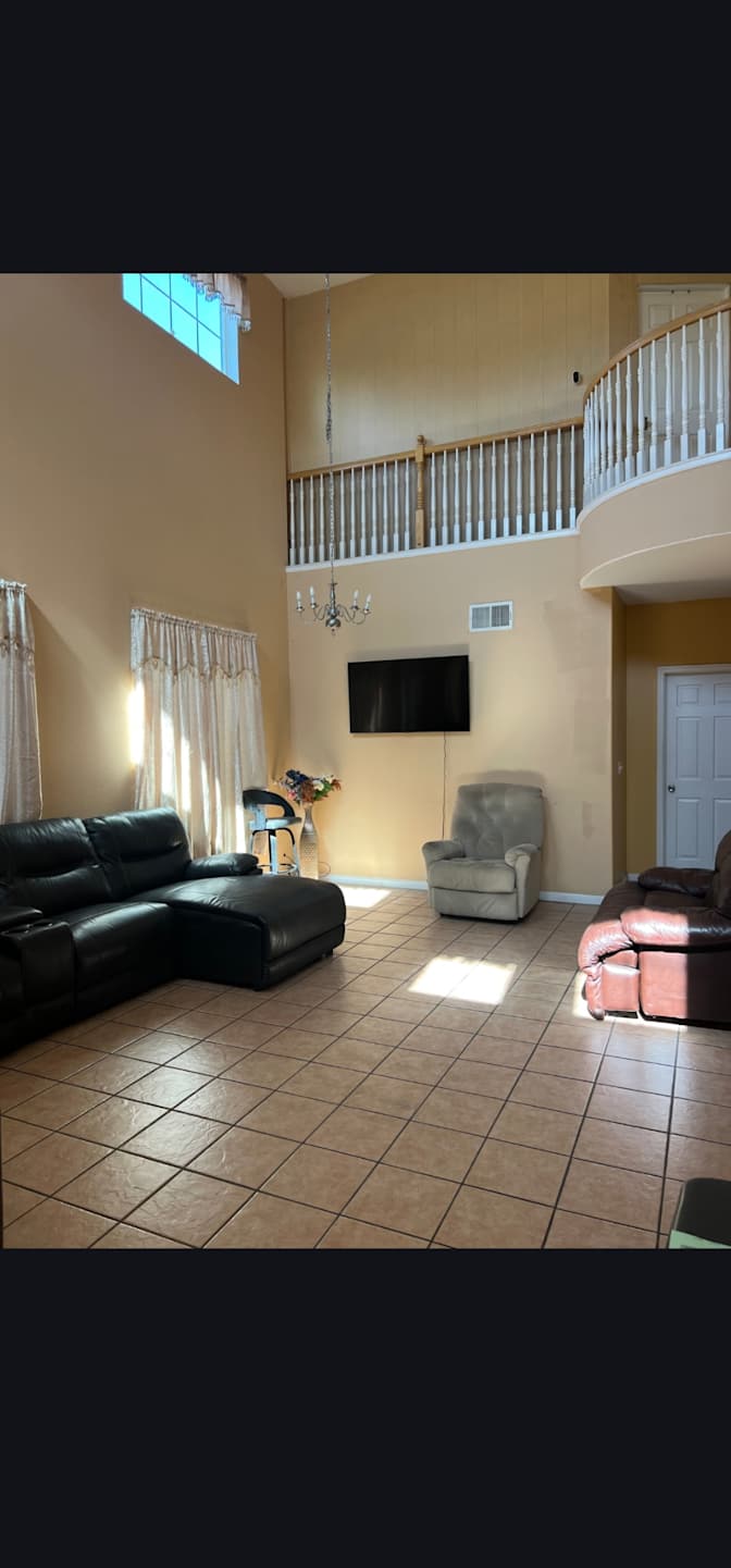 Emmanuel Flores's room