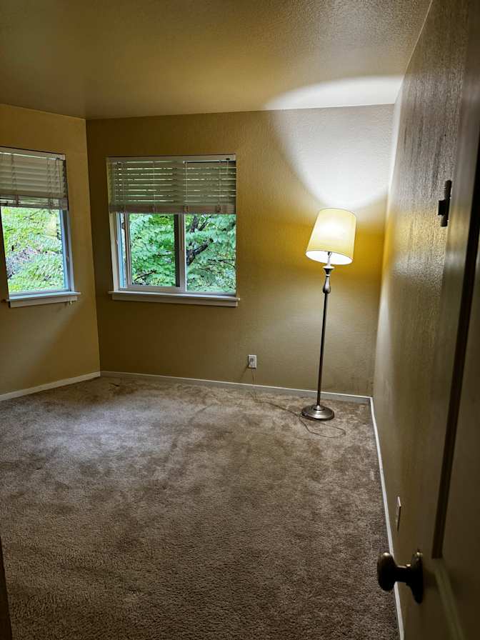 Stephanie E Sellnau's room