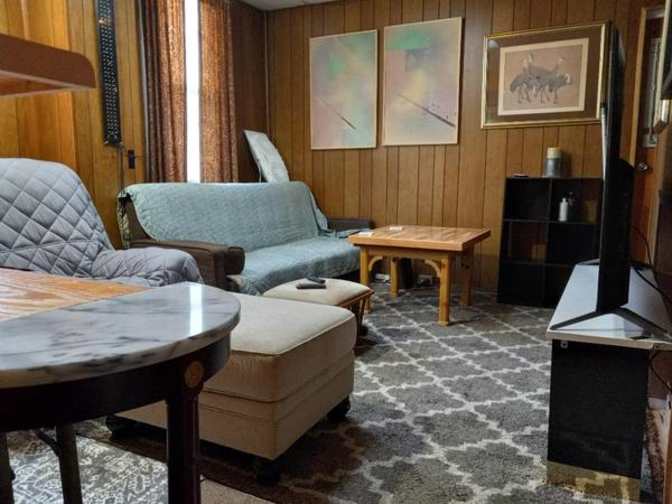 furnished room's room