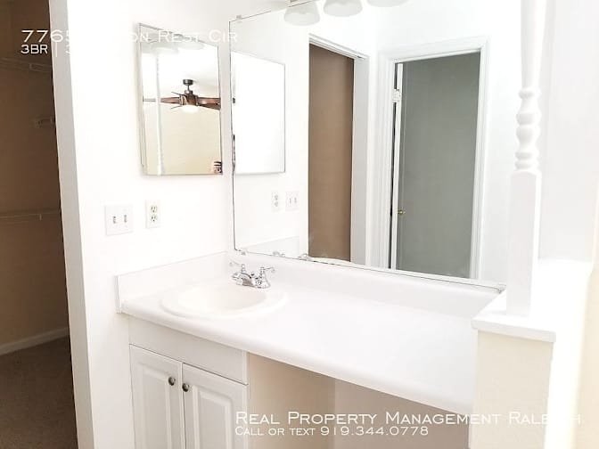 Alcove Rooms's room