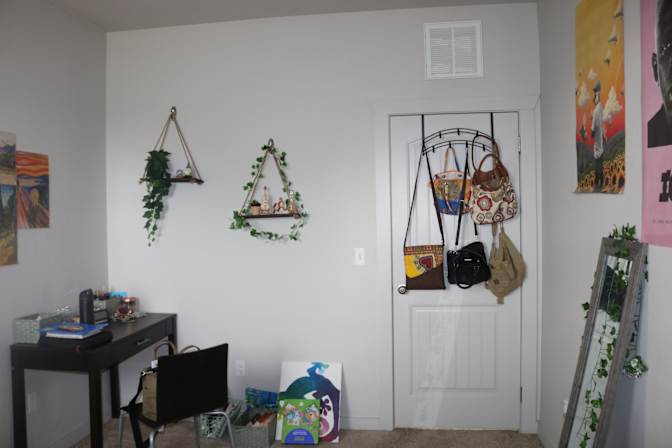 Lensa's room