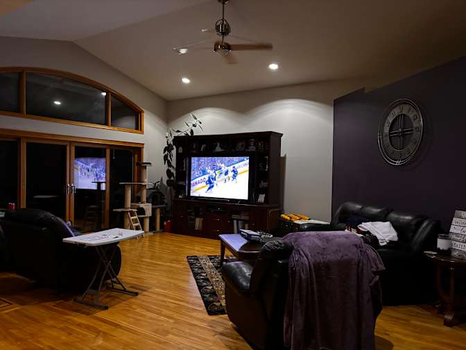 Lakefront Living's room