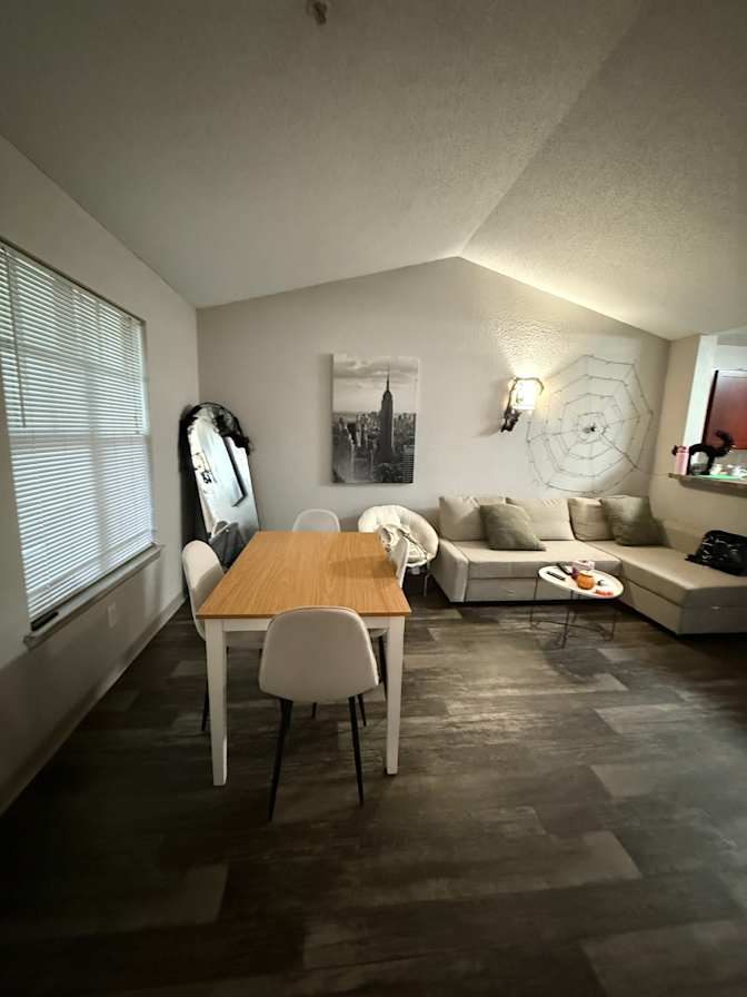 Nicole Richardson Rojas's room