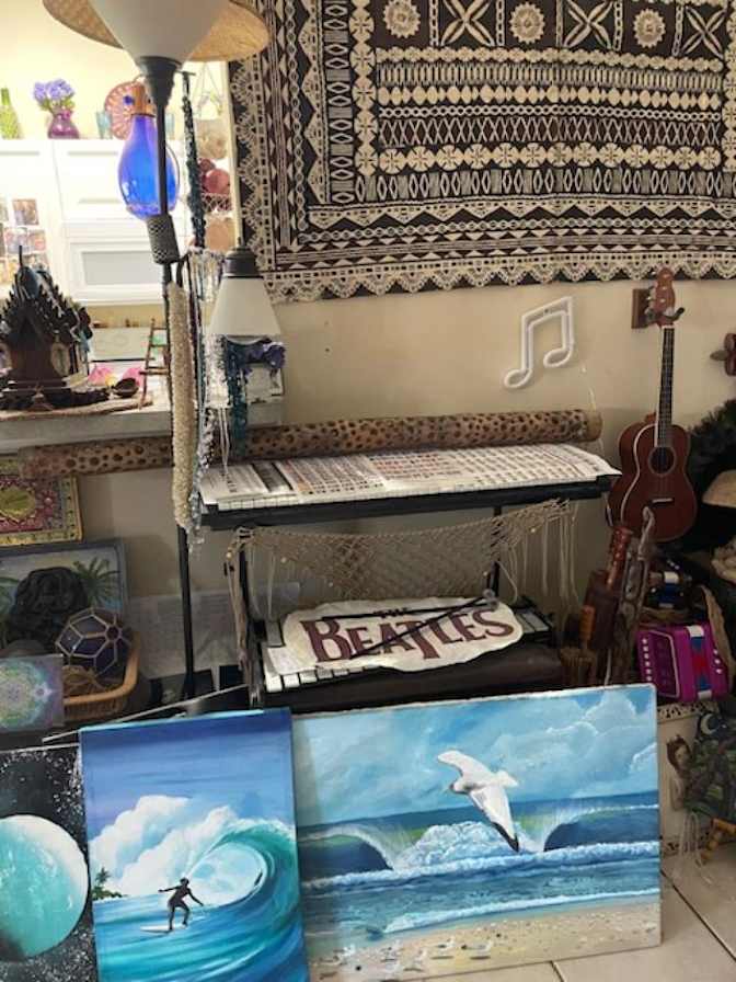 AlohaBeachArt's room