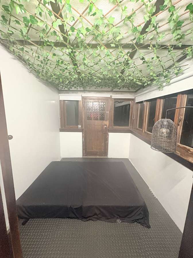 MONA TEPU's room