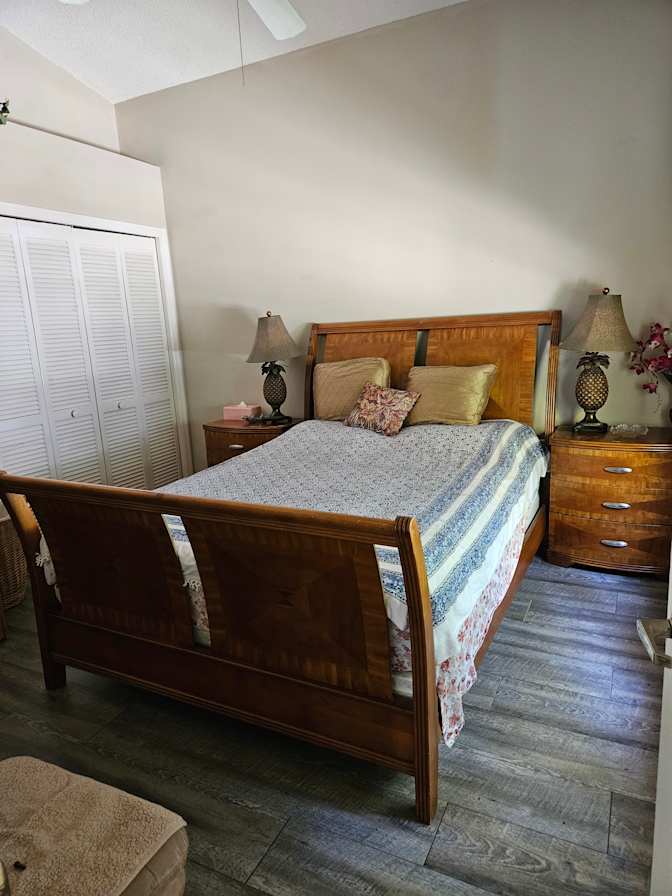 VANITA HALL's room