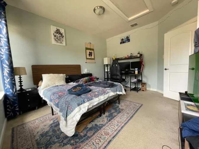 Yas's room